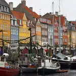 Barcos amarrados en uno de los barrios más turísticos de Copenhague