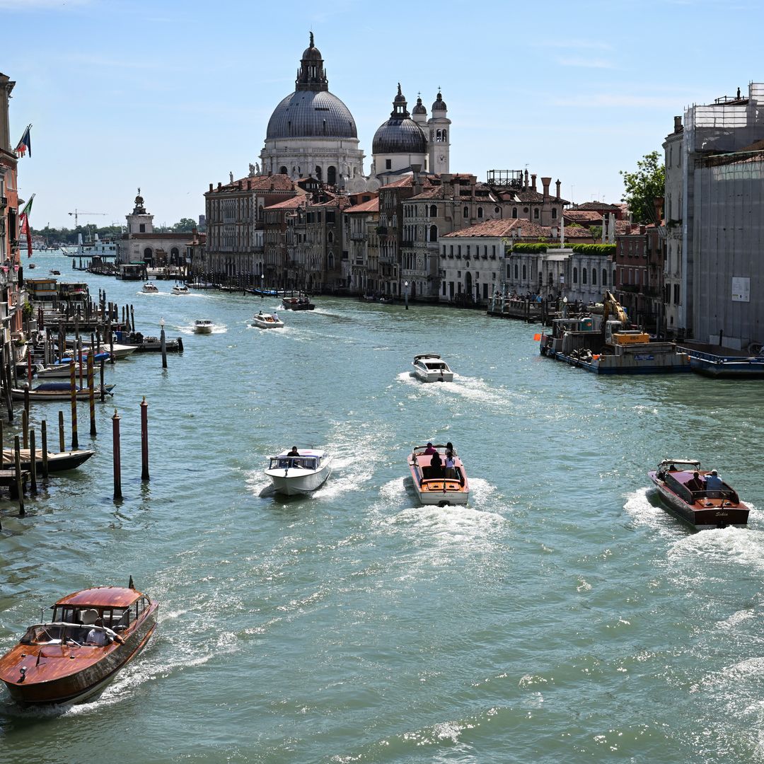 Taxis acuático, clave en la logística del matrimonio de Jeff Bezos y Lauren Sánchez, ya rodea al gran canal de Venecia en medio de la cuenta regresiva para el enlace      