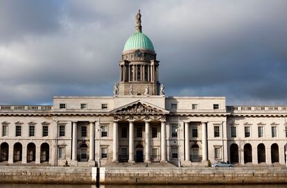 Exterior del Custom House, un edificio de estilo georgiano construido a finales del siglo XVIII.