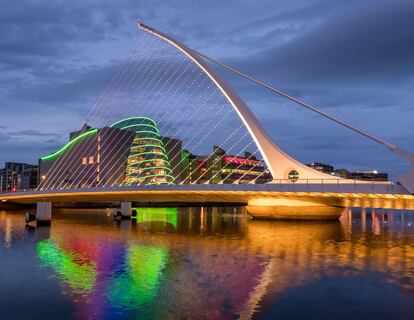 The Samuel Beckett Bridge, puente diseñado por Santiago Calatrava, junto al centro de convenciones de la cuidad irlandesa.