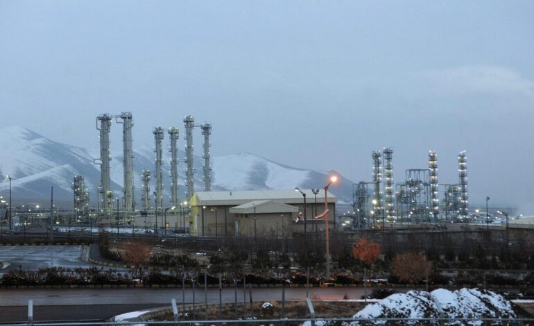 Aviones de combate israelíes destruyen el reactor de agua pesada de la central nuclear de Arak en Irán