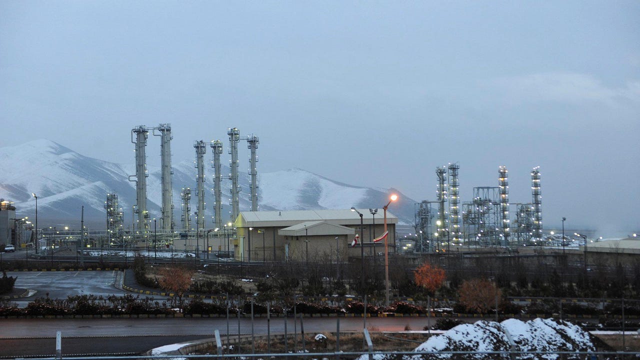 Aviones de combate israelíes destruyen el reactor de agua pesada de la central nuclear de Arak en Irán