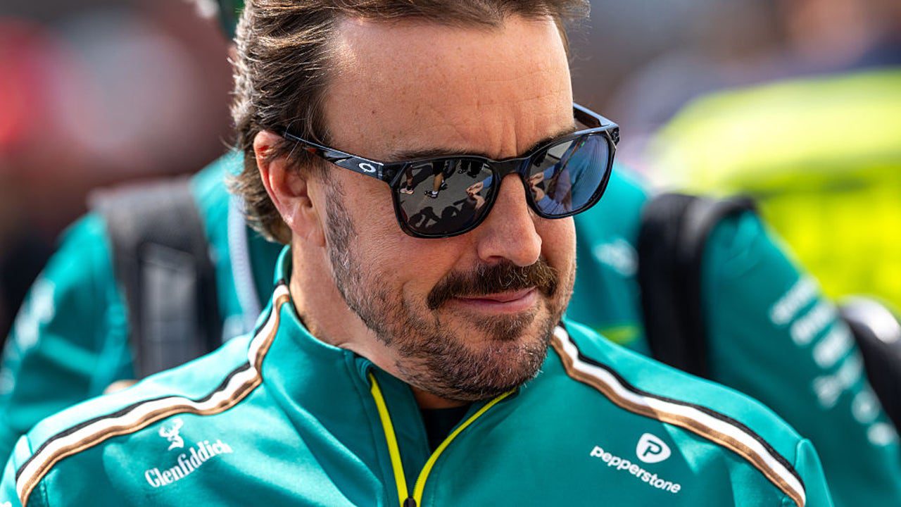 El jefe de Aston Martin no se cree los resultados de Alonso en clasificación: «Ha encontrado la manera…»