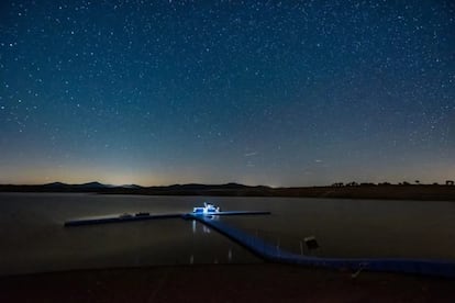 Un barco navega en el tanque Gabriel y Galán (Cáceres), en una actividad de Astra Hervás con Panthos.
