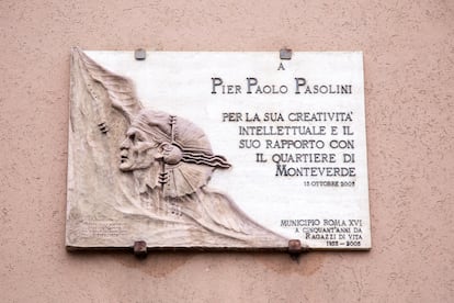 Placa en honor de Pier Paolo Pasolini en una calle en el distrito romano de Monteverde, donde vivió e inspiró.