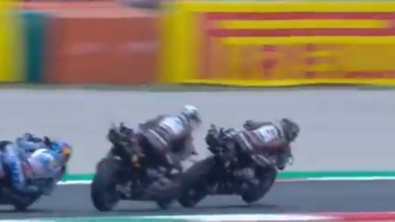 El peligroso ‘toque’ entre Márquez y Bagnaia cuando ambos luchaban por la victoria en Mugello