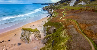 Whiterocks Beach Cliffs en Portrush (Irlanda del Norte).