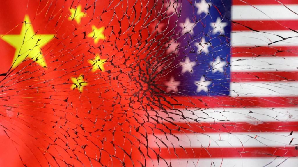 Ilustración de las banderas de China y los Estados Unidos.