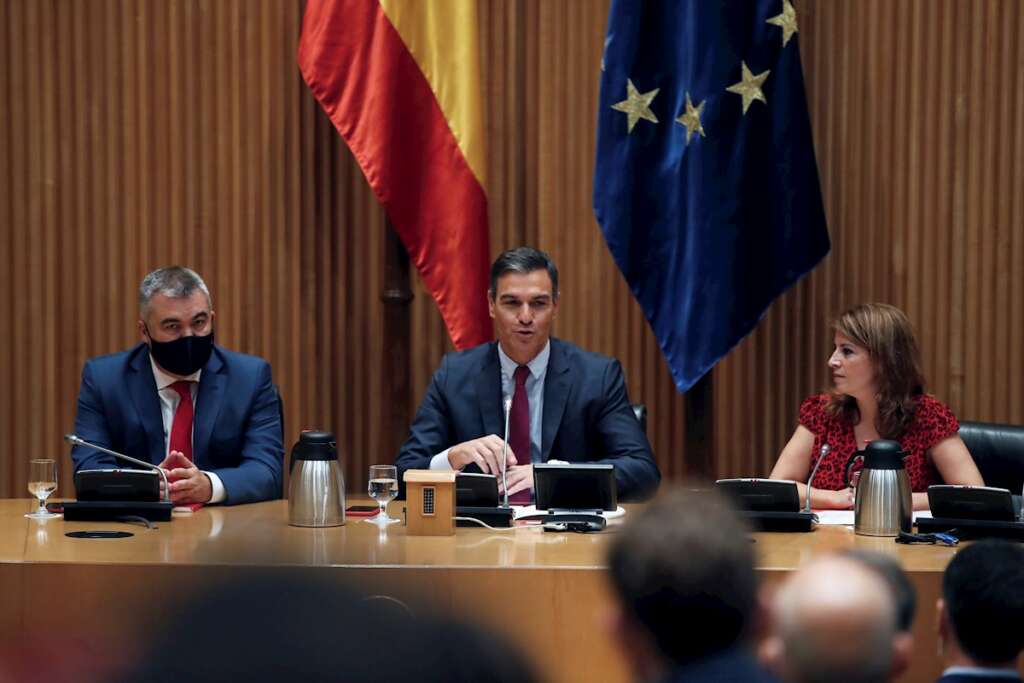 Pedro Sánchez confía en la tabla de diálogo para aprobar los presupuestos. A la imagen, el presidente del gobierno acompañado por Adriana Lastra y Santos Cerdán, durante la reunión celebrada el miércoles. Efe/Javier Lizón