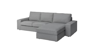 Sofá ancho con personalidad para disfrutar de largas horas de descanso. Ikea. 