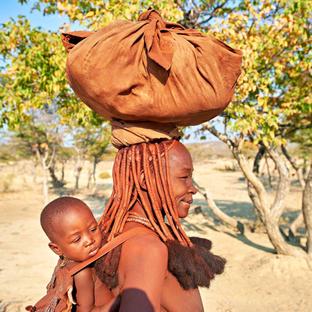 Esposa de la tribu Himba acusada de su hijo, Namibia