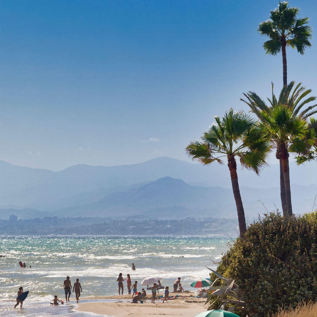 Playa de los Monteros, en Marbella, se distinguió en 2025 con la bandera azul por su calidad