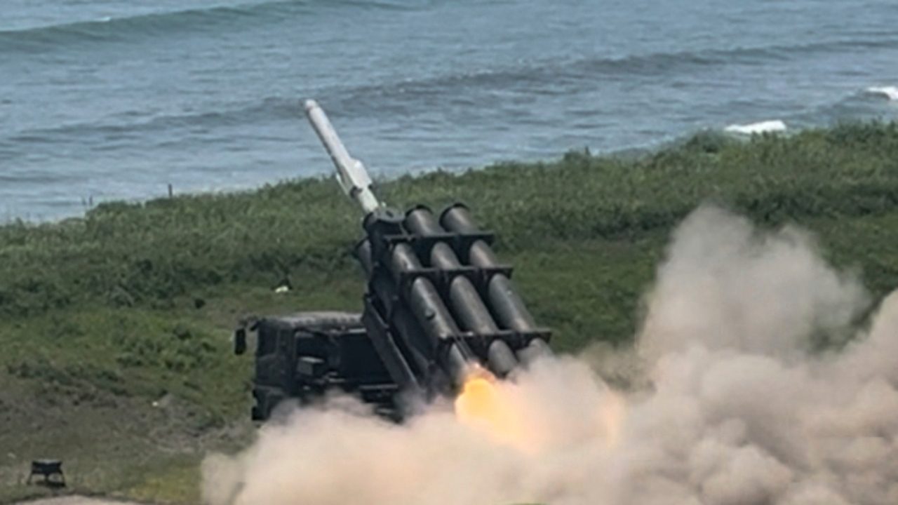 Japón desafía las maniobras navales de China realizando la primera prueba de un misil tierra-mar en su territorio