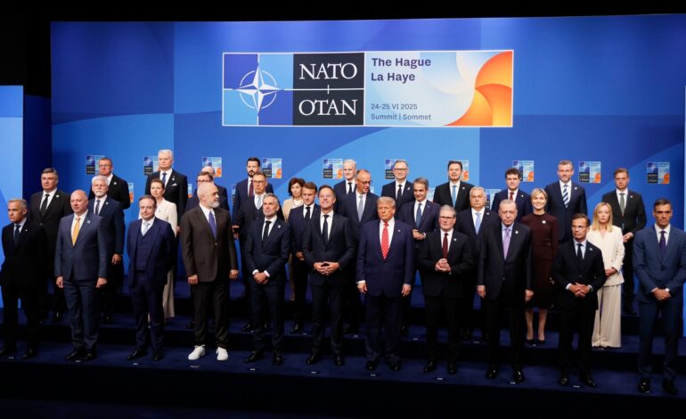 Sánchez aparece orillado en la foto de familia de la cumbre de la OTAN y aislado del resto
