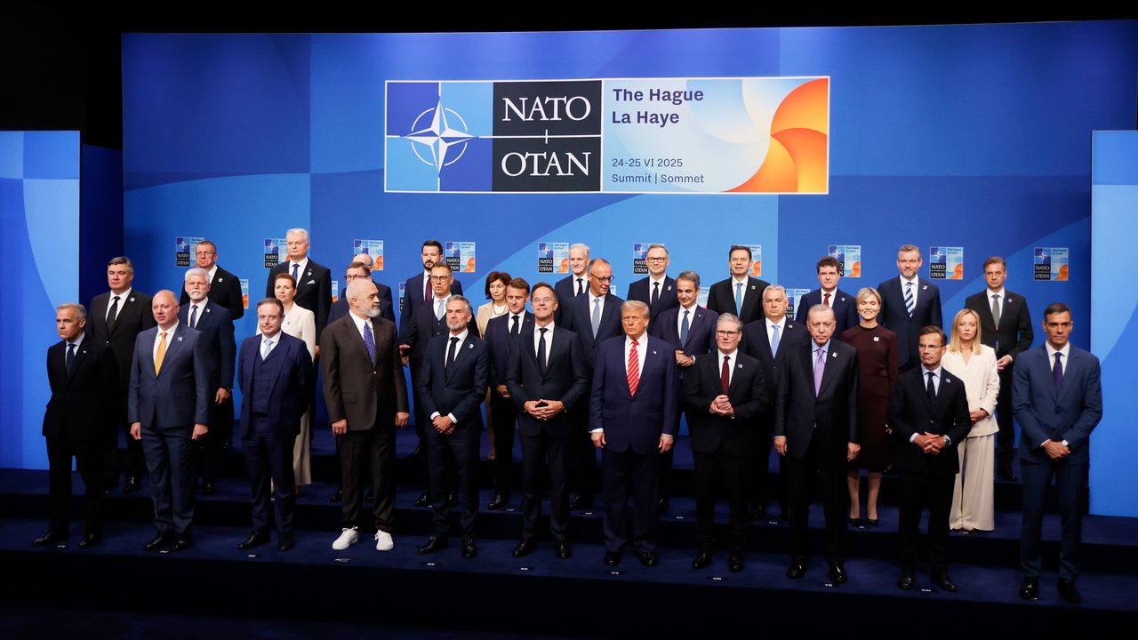 Sánchez aparece orillado en la foto de familia de la cumbre de la OTAN y aislado del resto