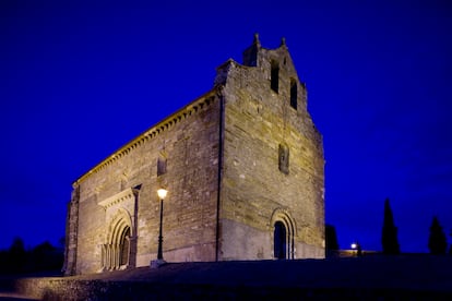 Vista nocturna de la iglesia de San Juan en Villafranca del Bierzo.