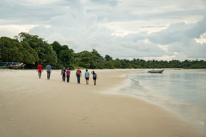 Un grupo de viajeros de EL PAÍS Viajes, en las islas Bijagós.