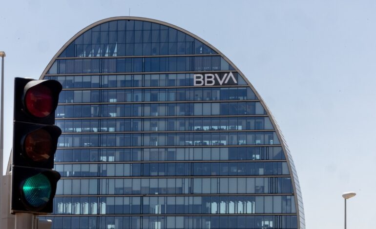 La cúpula del BBVA ve factible seguir adelante con la opa al Sabadell, pero tantea a los accionistas