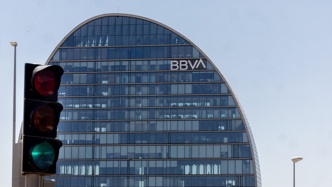La cúpula del BBVA ve factible seguir adelante con la opa al Sabadell, pero tantea a los accionistas
