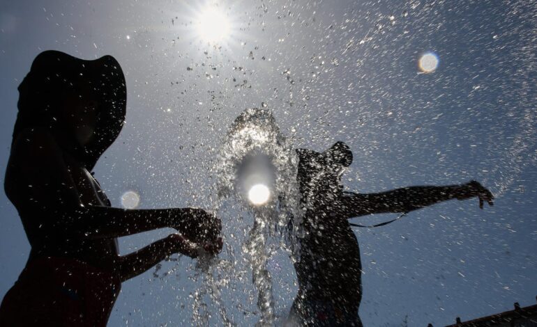 Los 7 consejos de los médicos de familia para protegerse de la primera ola de calor del año