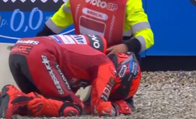 El médico de MotoGP desvela el estado de Marc Márquez tras sus dos caídas en Assen: «Con las piedras…»