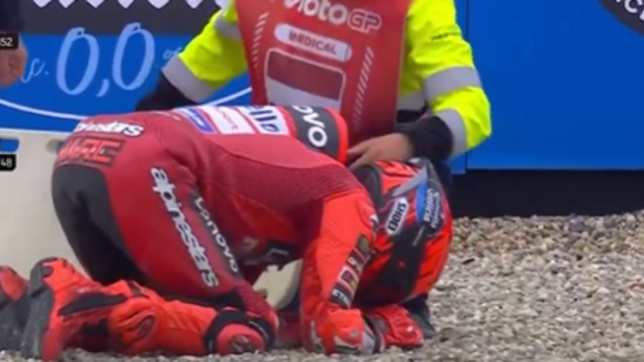El médico de MotoGP desvela el estado de Marc Márquez tras sus dos caídas en Assen: «Con las piedras…»