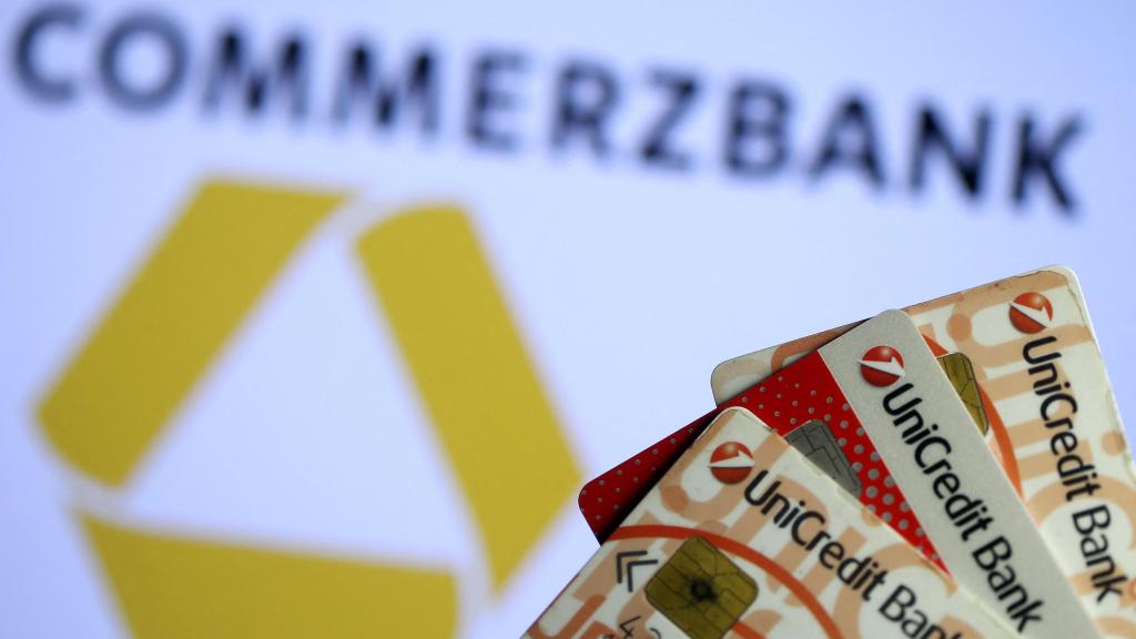 Ilustración de tarjeta UniCredit en un logotipo de CommerzBank.