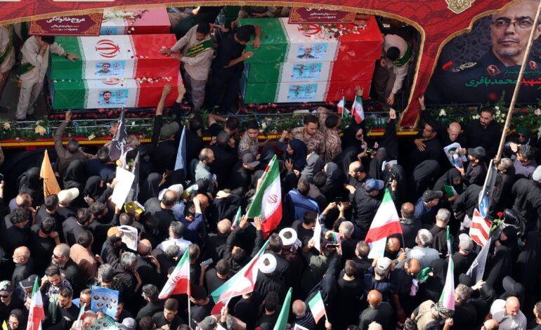 Irán celebra funerales por los altos mandos muertos en la guerra con Israel mientras crece la tensión con EEUU