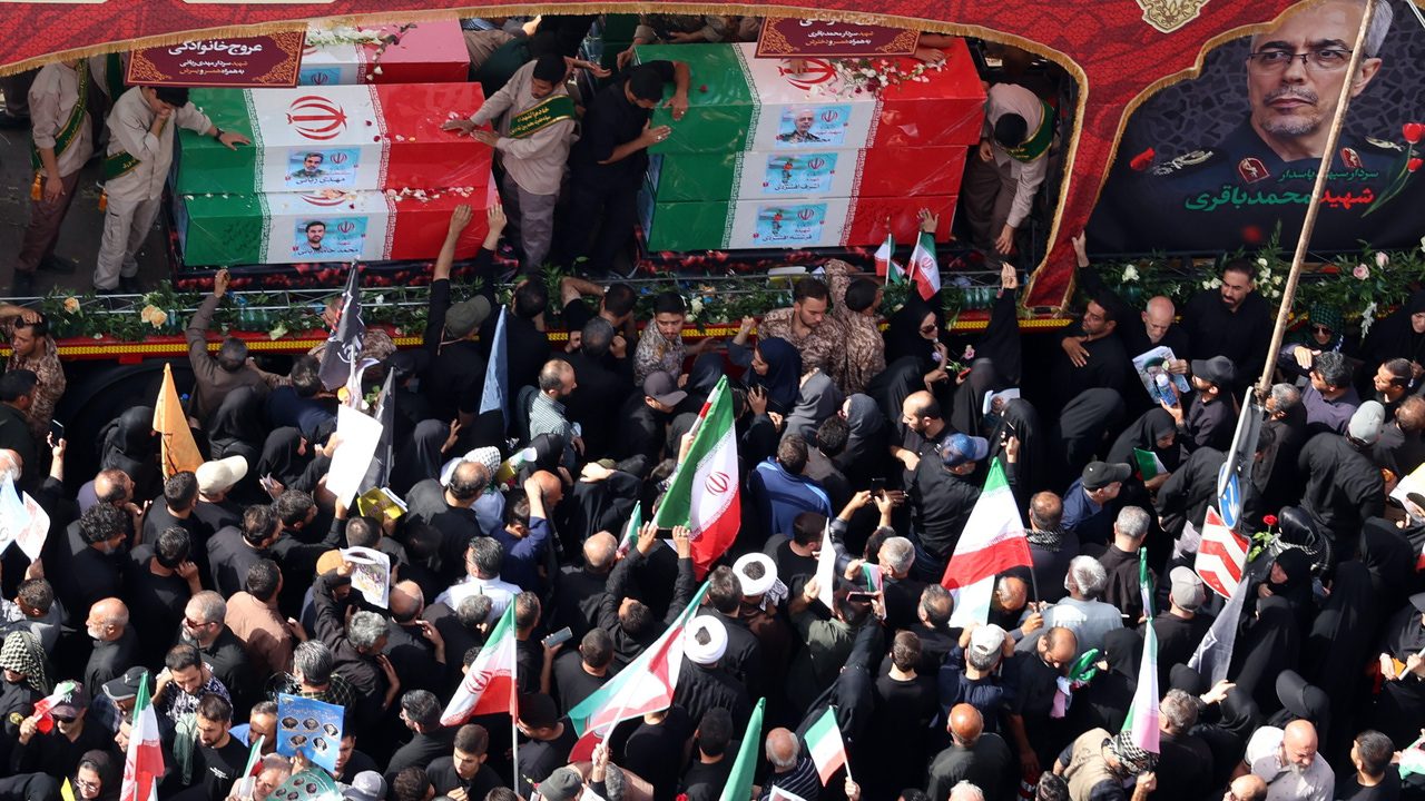 Irán celebra funerales por los altos mandos muertos en la guerra con Israel mientras crece la tensión con EEUU