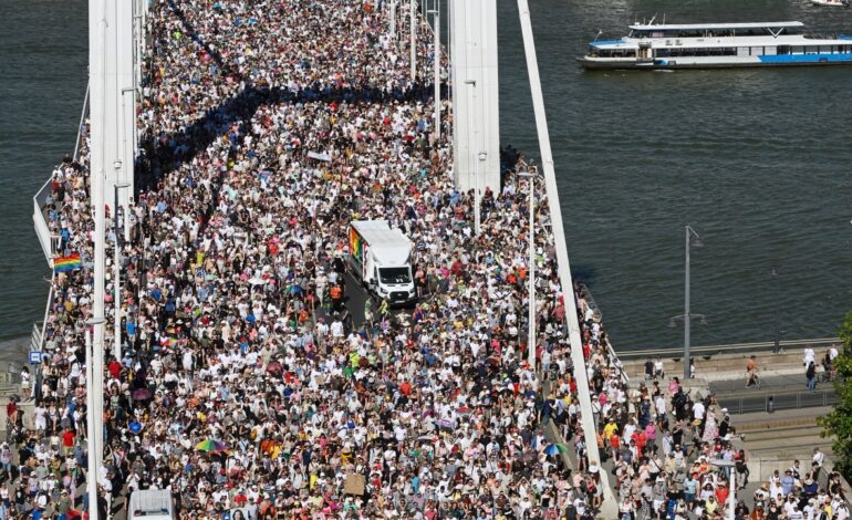 Miles de personas desafían a Orban y marchan en el Orgullo de Budapest
