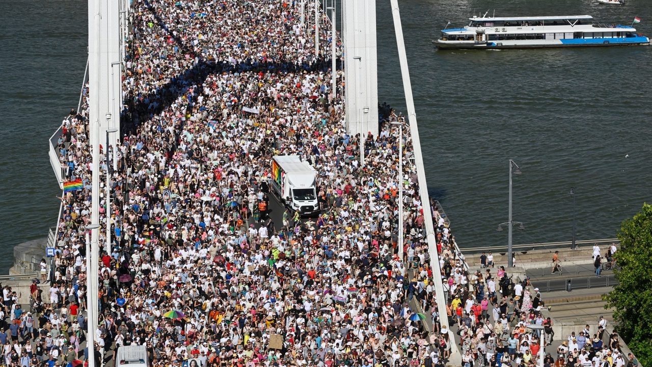 Miles de personas desafían a Orban y marchan en el Orgullo de Budapest
