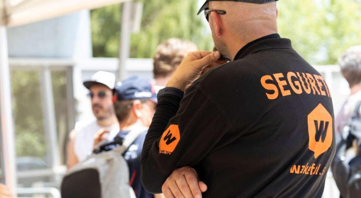 Un guardia de la compañía de seguridad vigente. Foto: Wakeful.