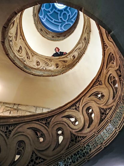 Escalera que se eleva a la superposición de la catedral de Pamplona. 
