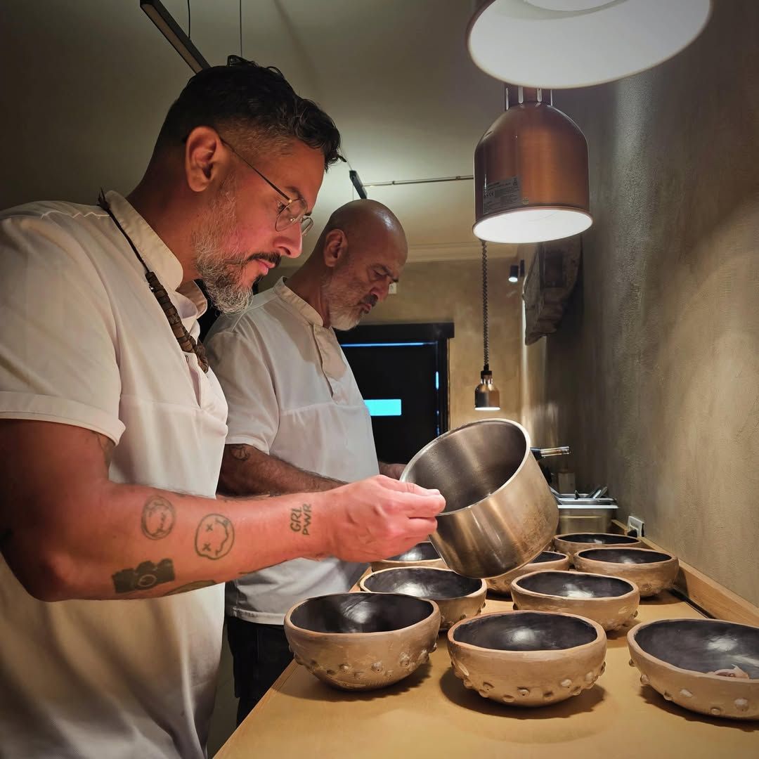 Chef Marcos Taíno (en el fondo) en la cocina de su restaurante con 8 aborígenes, El Hierro