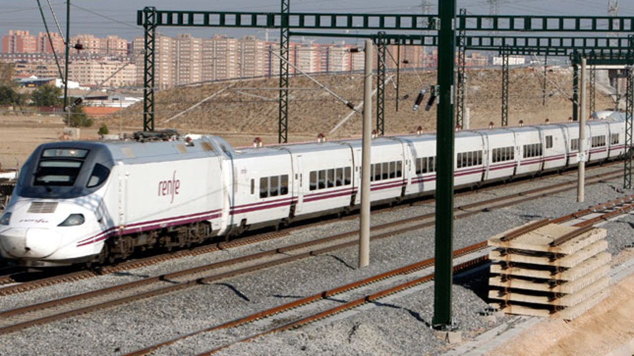 Interrumpida la alta velocidad entre Madrid y Andalucía por falta de tensión en la catenaria