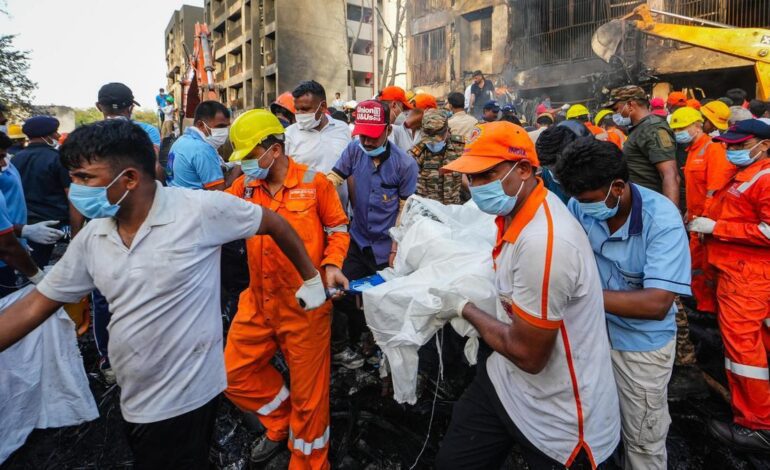 La espera para recibir los cuerpos desespera a los familiares de las víctimas del accidente aéreo en India