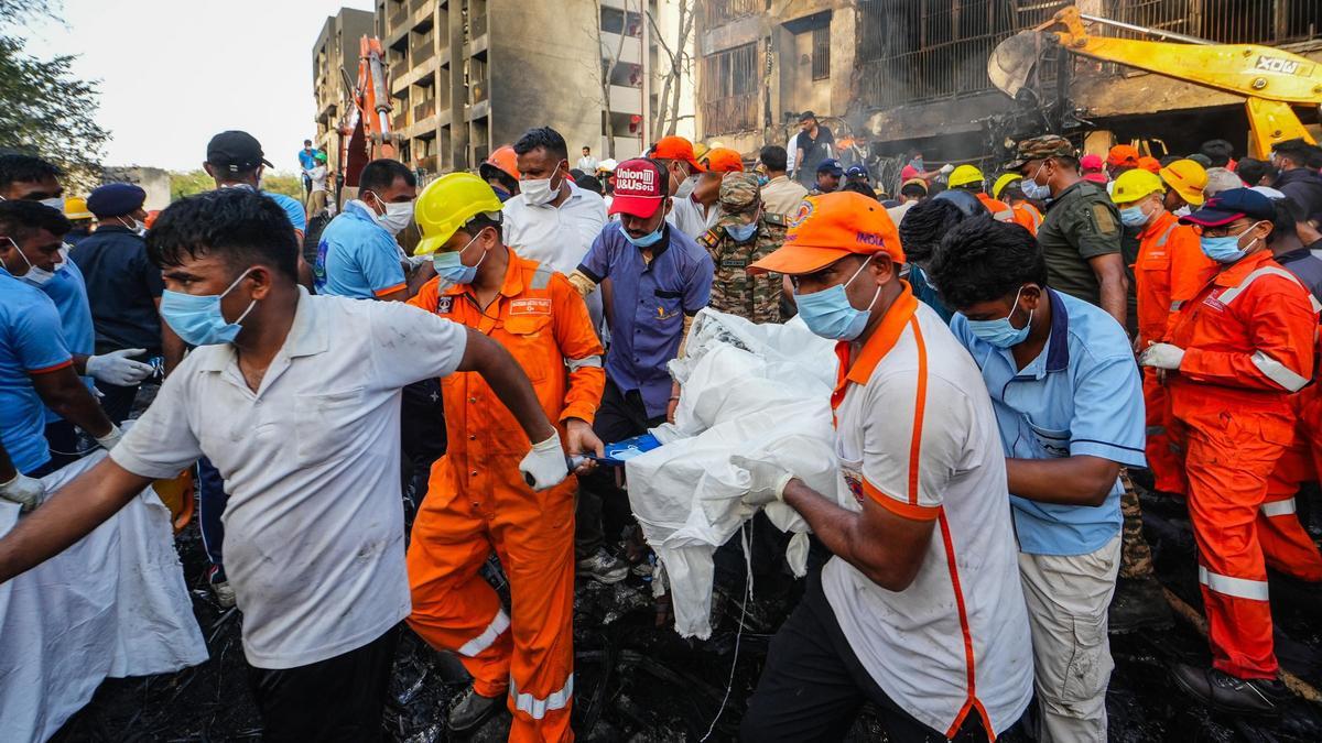 La espera para recibir los cuerpos desespera a los familiares de las víctimas del accidente aéreo en India