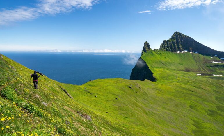 Por los fiordos del oeste de Islandia, un viaje insólito para salirse de ruta | Escapadas por Europa | El Viajero
