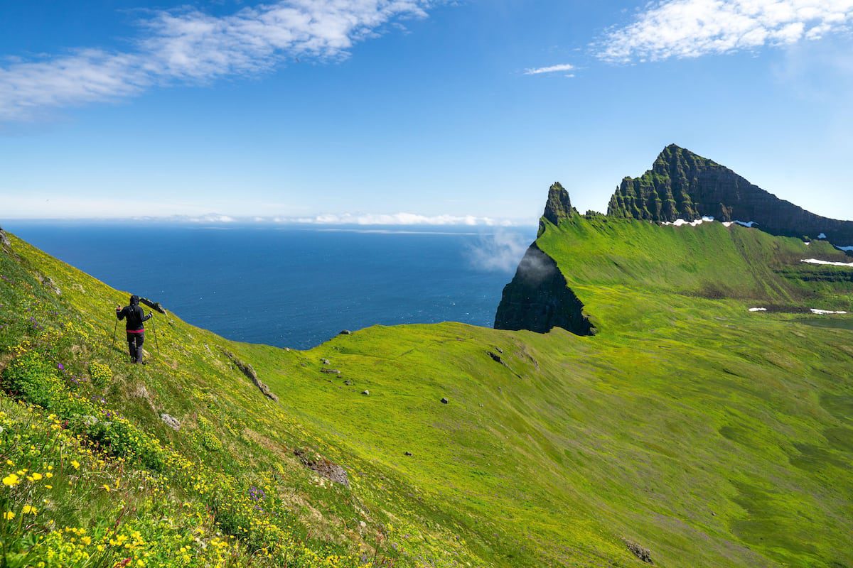 Por los fiordos del oeste de Islandia, un viaje insólito para salirse de ruta | Escapadas por Europa | El Viajero