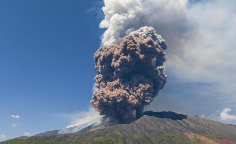 El Etna en erupción, hoy en directo  Última hora de las imágenes y vídeos del cráter