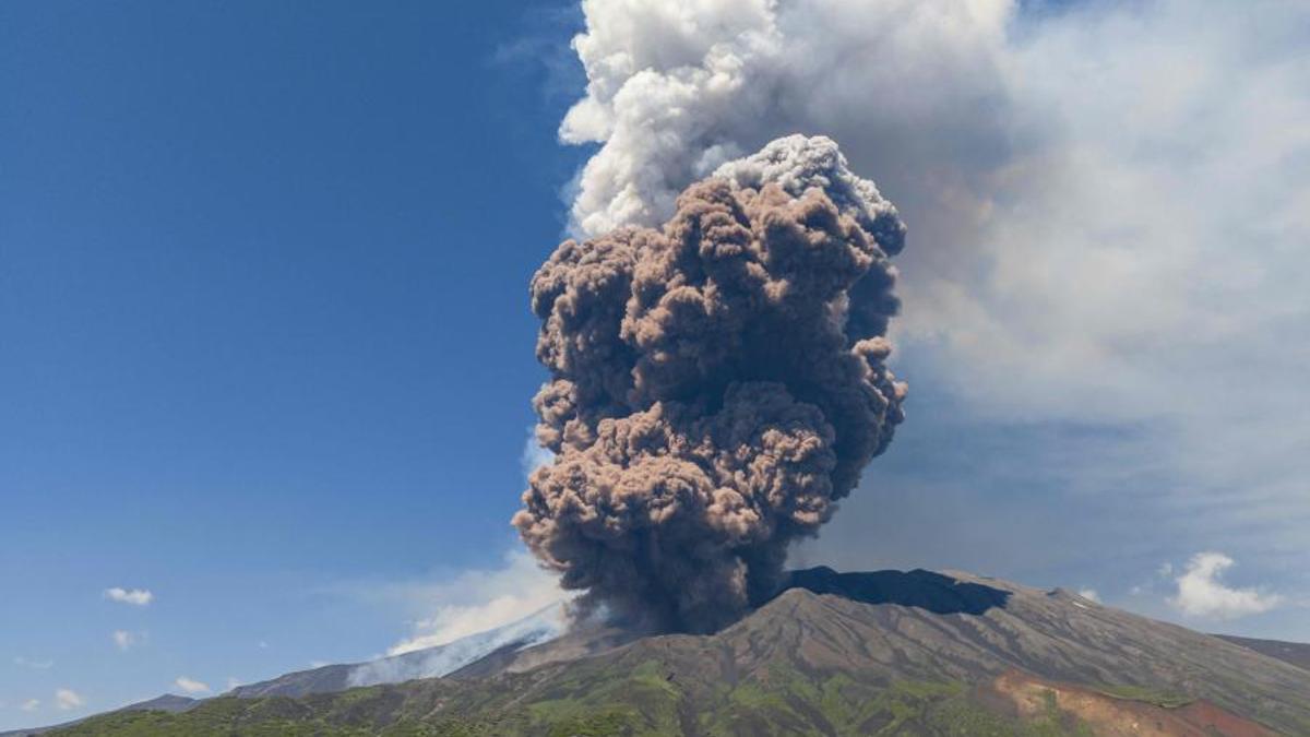 El Etna en erupción, hoy en directo  Última hora de las imágenes y vídeos del cráter