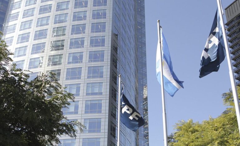 La justicia de Nueva York ordena que el Estado argentino entregue el 51% de sus acciones en la petrolera YPF a dos «fondos buitres»
