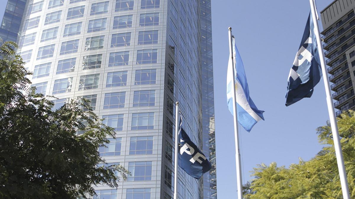 La justicia de Nueva York ordena que el Estado argentino entregue el 51% de sus acciones en la petrolera YPF a dos «fondos buitres»