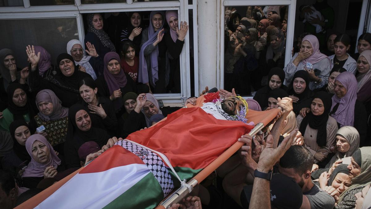 Los colonos radicales incendian una aldea palestina en la Cisjordania ocupada y matan a tres palestinos
