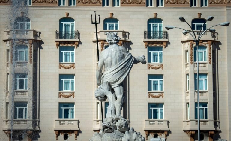 Los secretos del nuevo Hotel Palace, una pequeña ciudad en el corazón de Madrid | El Viajero