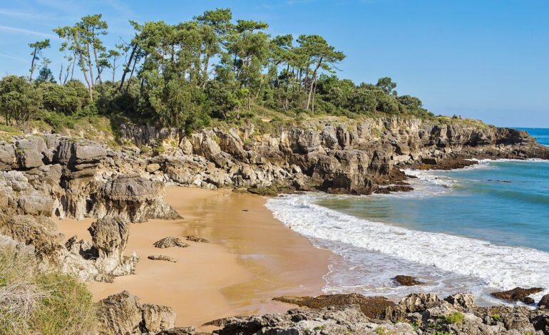 Estas son las nuevas playas españolas que lucen Bandera Azul en 2025 por su calidad ambiental, seguridad y servicios