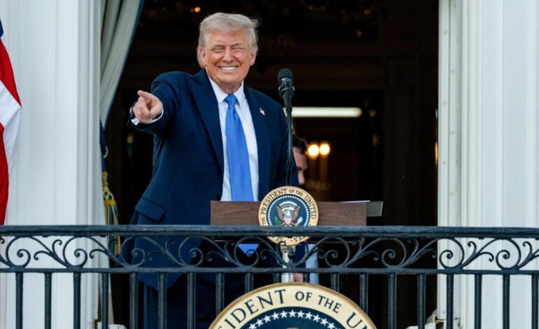 Trump prohíbe la entrada a Estados Unidos de nacionales de doce países y limita la de otros siete