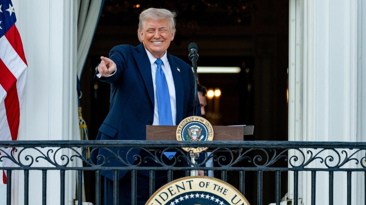 Trump prohíbe la entrada a Estados Unidos de nacionales de doce países y limita la de otros siete