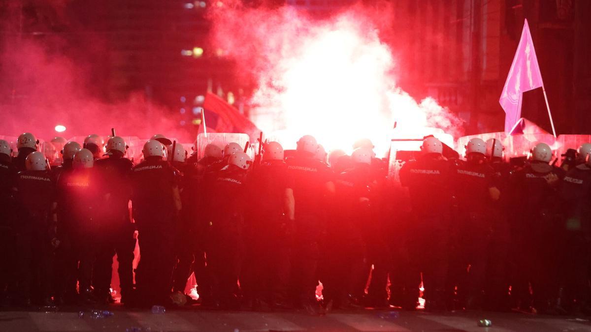 Cientos de miles de personas protestan en Belgrado para exigir elecciones anticipadas en Serbia