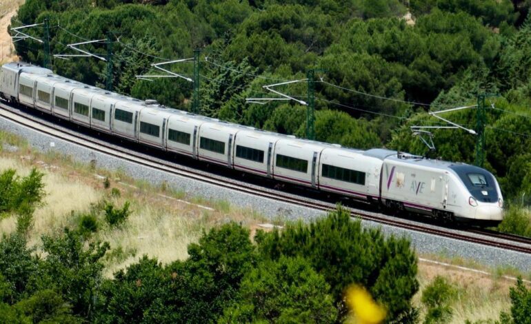 Suspendida la circulación de trenes AVE y AVANT entre Madrid y Valladolid por un incendio en la infraestructura